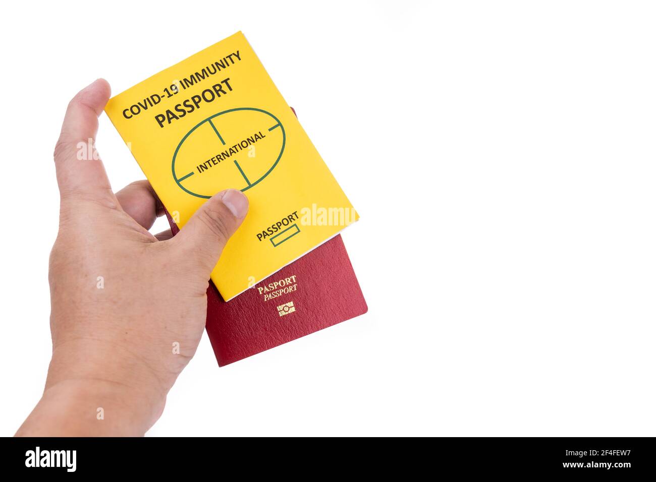 Tenir la main conceptuel Covid-19 immunité passeport pour la permission de voyage et passeport régulier Banque D'Images