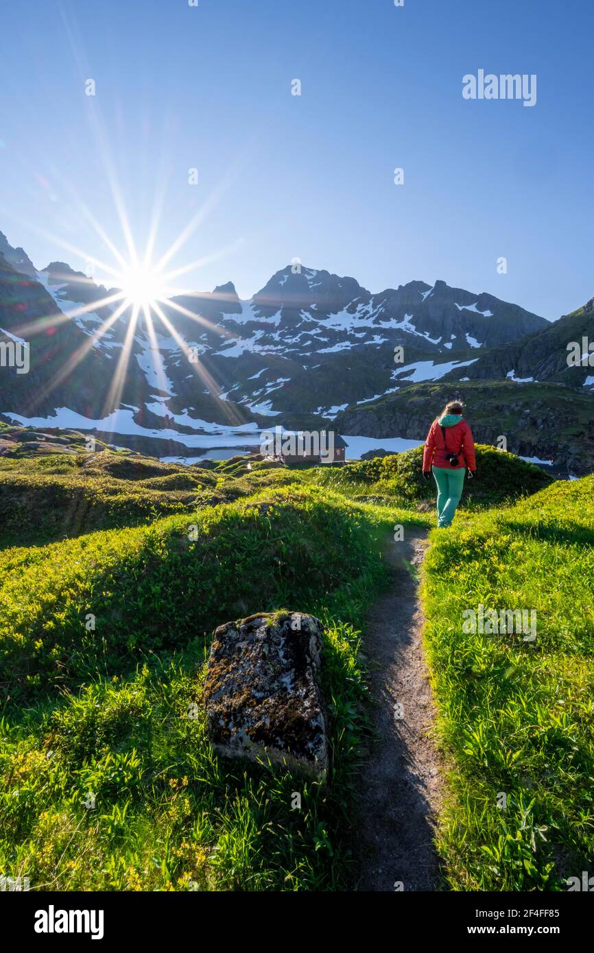Jeune femme randonnée, montagnes et neige, randonnée jusqu'à Trollfjord Hytta, à Trollfjord, Lofoten, Nordland, Norvège Banque D'Images