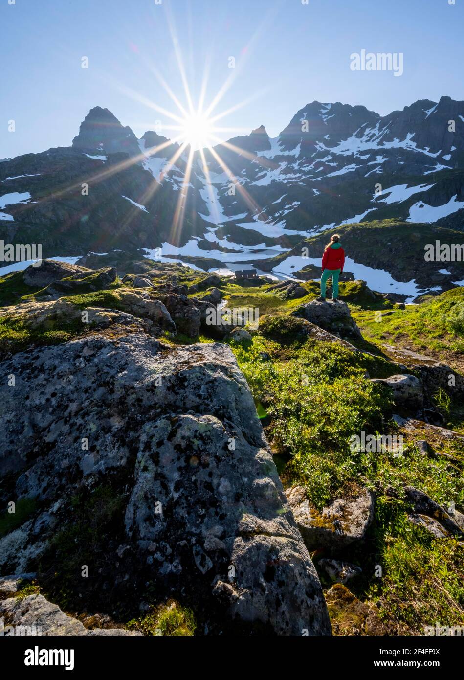 Jeune femme dans les montagnes, les montagnes et la neige, randonnée à Trollfjord Hytta, à Trollfjord, Lofoten, Nordland, Norvège Banque D'Images