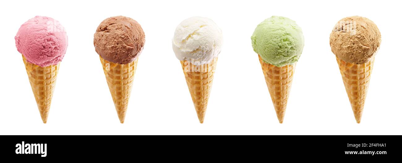 Lot de grandes cuillères à crème glacée au cornet de gaufres - crème glacée à la fraise, au chocolat, à la vanille verte, au pistache et au caramel isolée sur fond blanc Banque D'Images
