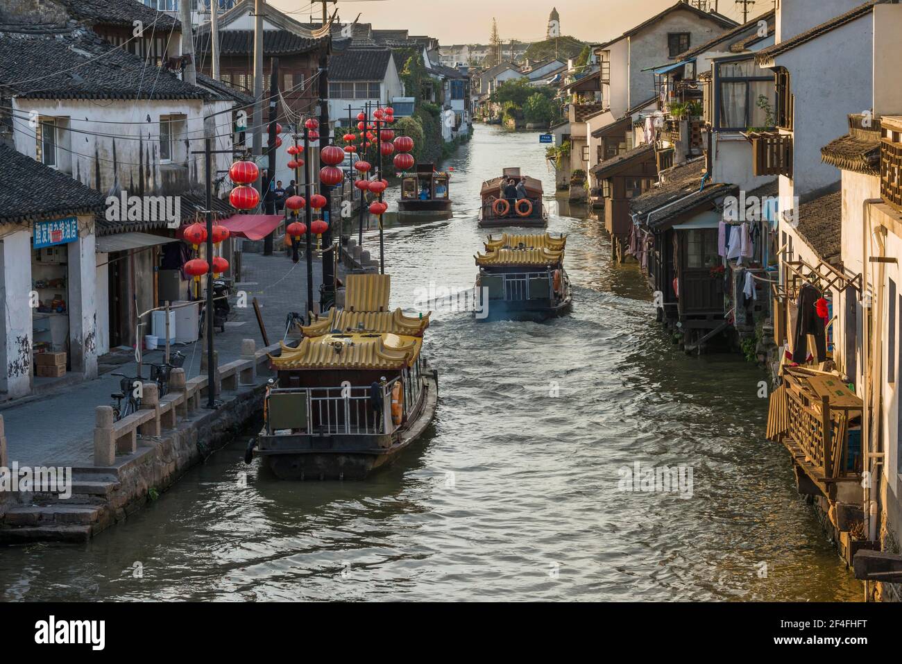 Canal navigable, avec des bateaux de touristes, Suzhou, Chine Banque D'Images