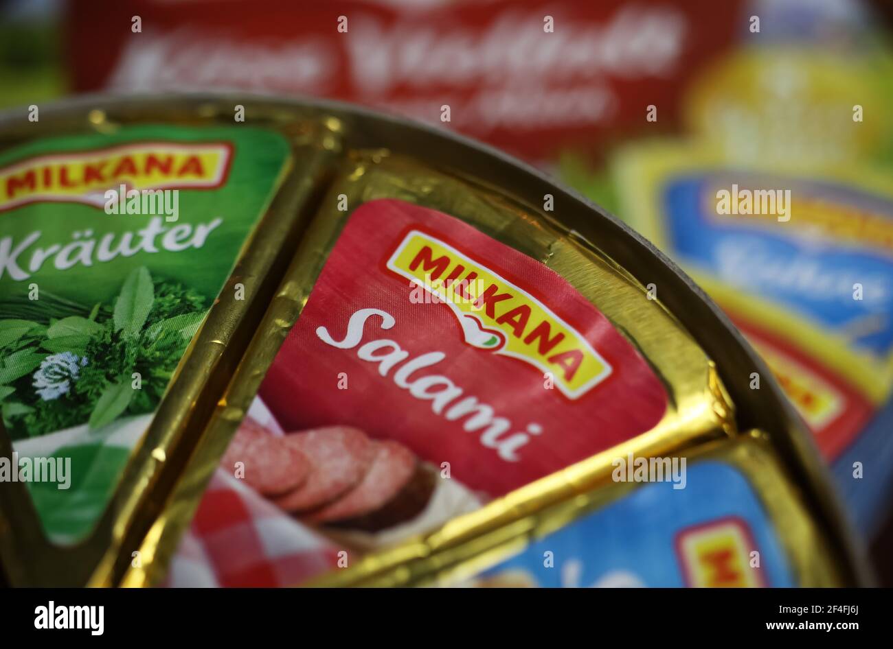 Viersen, Allemagne - 1er mars. 2021: Gros plan du sachet isolé de fromage à tartiner milkana Banque D'Images