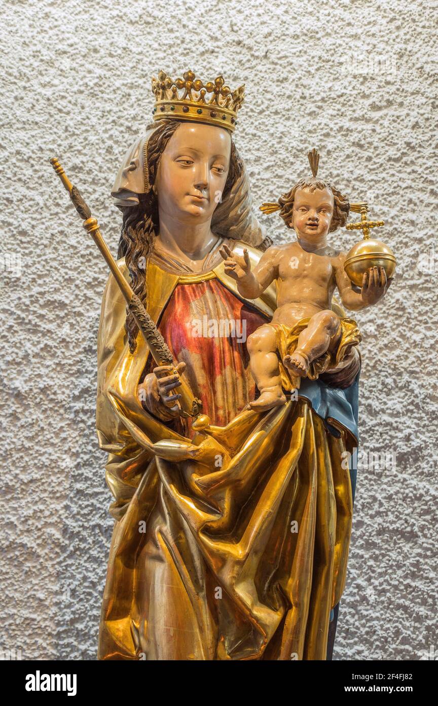 Figurine Vierge Marie avec bébé Jésus, Eglise St, Johann Baptist, Ismaning, haute-Bavière, Bavière, Allemagne Banque D'Images