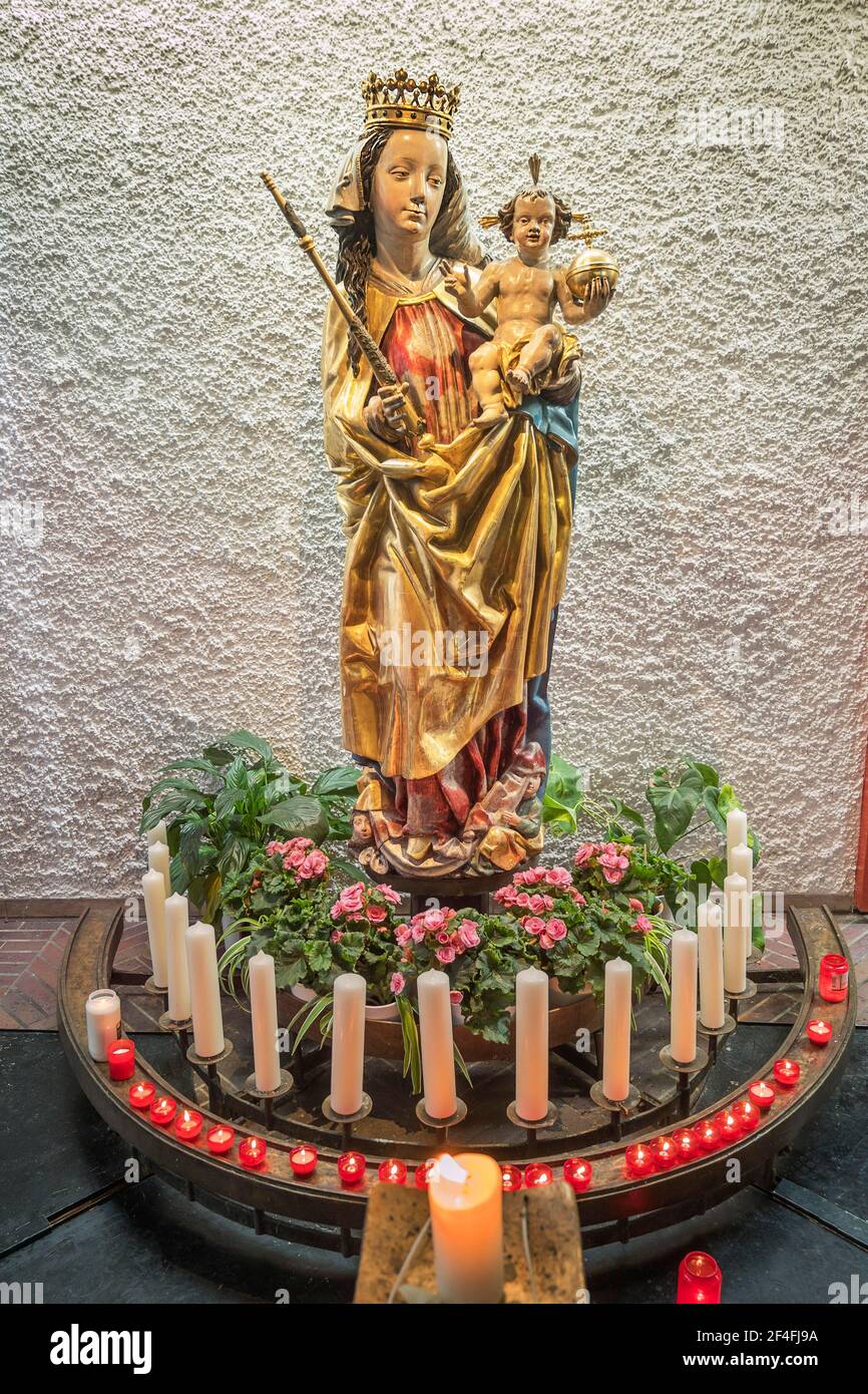 Figure de la Vierge Marie avec le bébé Jésus et les bougies sacrificielles, Église Saint-Jean-Baptiste, Ismaning, haute-Bavière, Bavière, Allemagne Banque D'Images
