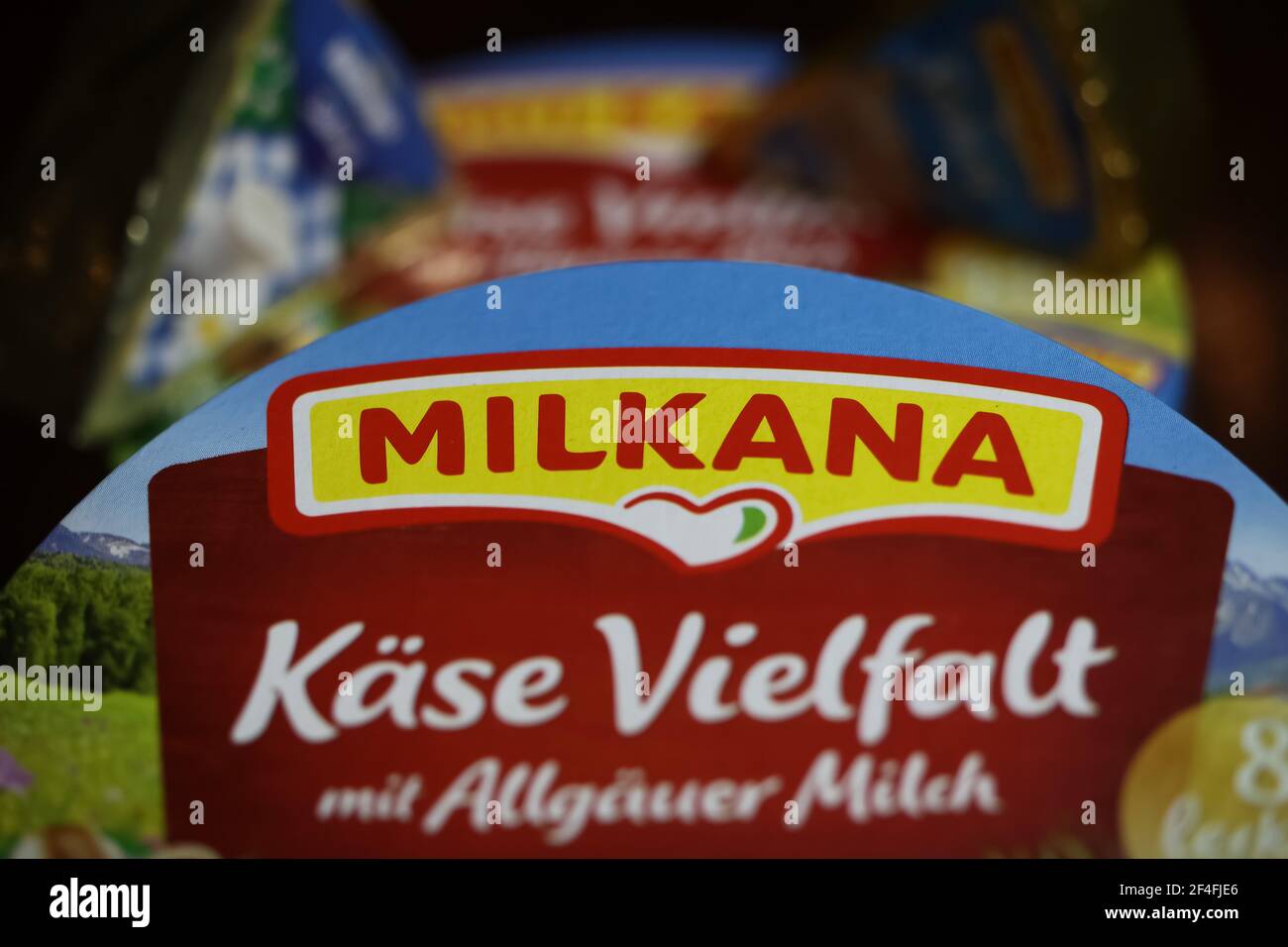 Viersen, Allemagne - 1er mars. 2021: Gros plan du sachet isolé de fromage à tartiner milkana Banque D'Images