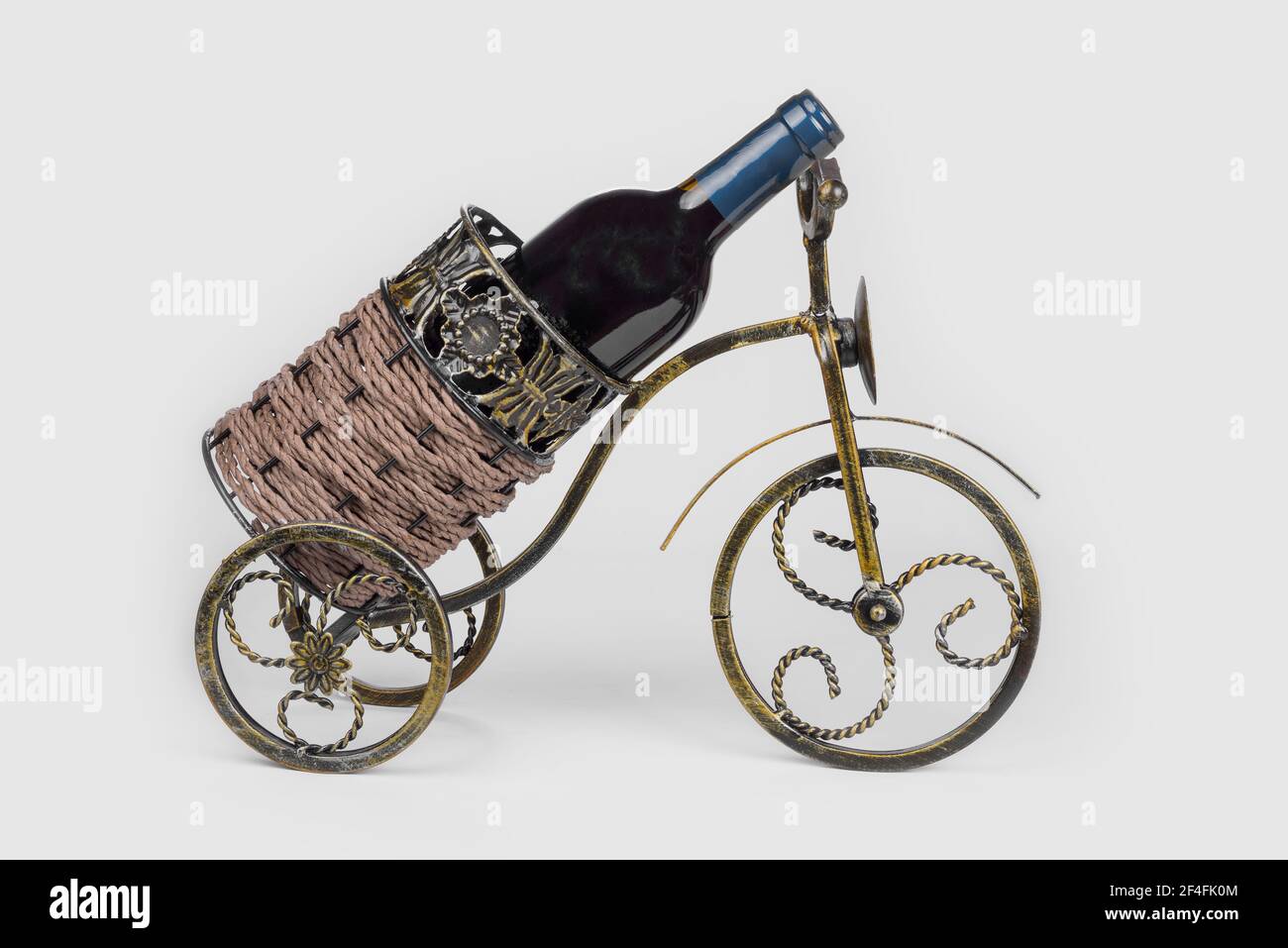 Tricycle porte-vin sur fond blanc Banque D'Images