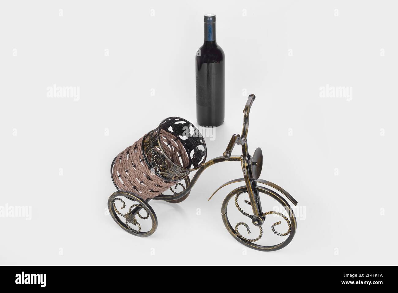 Tricycle porte-vin sur fond blanc Banque D'Images