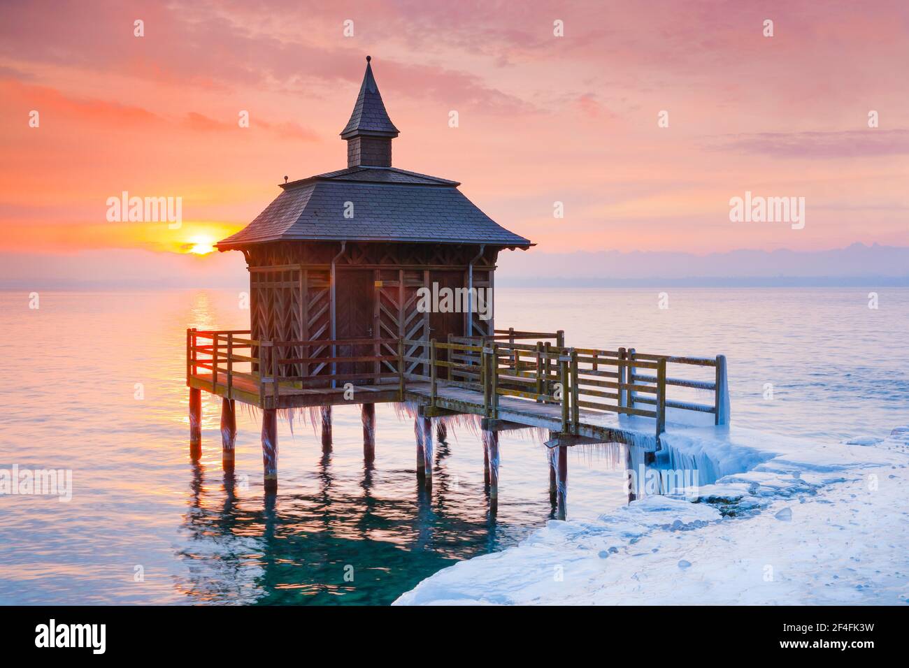 Bains glacés au lever du soleil, lac Neuchâtel, Gorgier, Neuchâtel, Suisse Banque D'Images