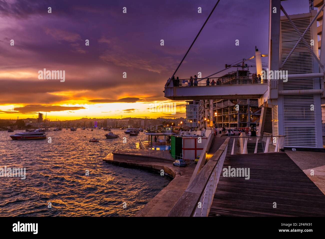 Ville de Sliema à Malte, promenade en bord de mer de Tigne point et point de vue au crépuscule Banque D'Images