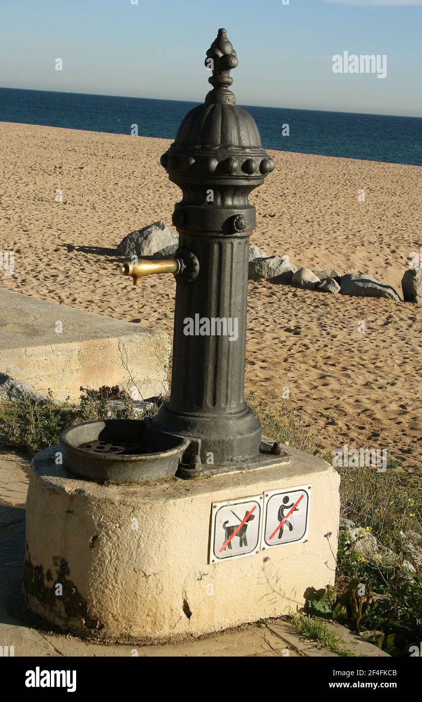 Robinet d'eau public sur la plage de la ville balnéaire De Calella sur la Costa Brava près de Barcelone en Catalogne Espagne UE 2019 Banque D'Images