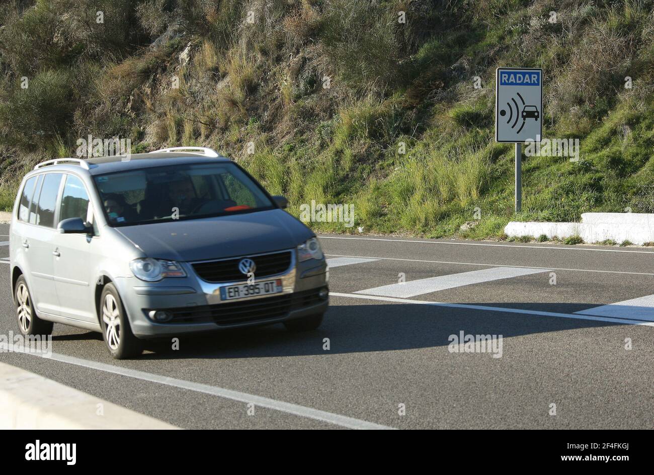Panneau d'avertissement de vitesse de circulation sur l'autoroute N-11 en bord de mer Ville de Calella sur la Costa Brava près de Barcelone dans Catalogne Espagne UE 2019 Banque D'Images