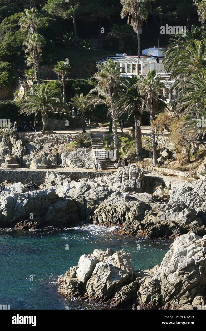 Une crique rocheuse dans la station balnéaire de Lloret de Mar sur la Costa Brava près de Calella en Catalogne Espagne UE 2019 Banque D'Images