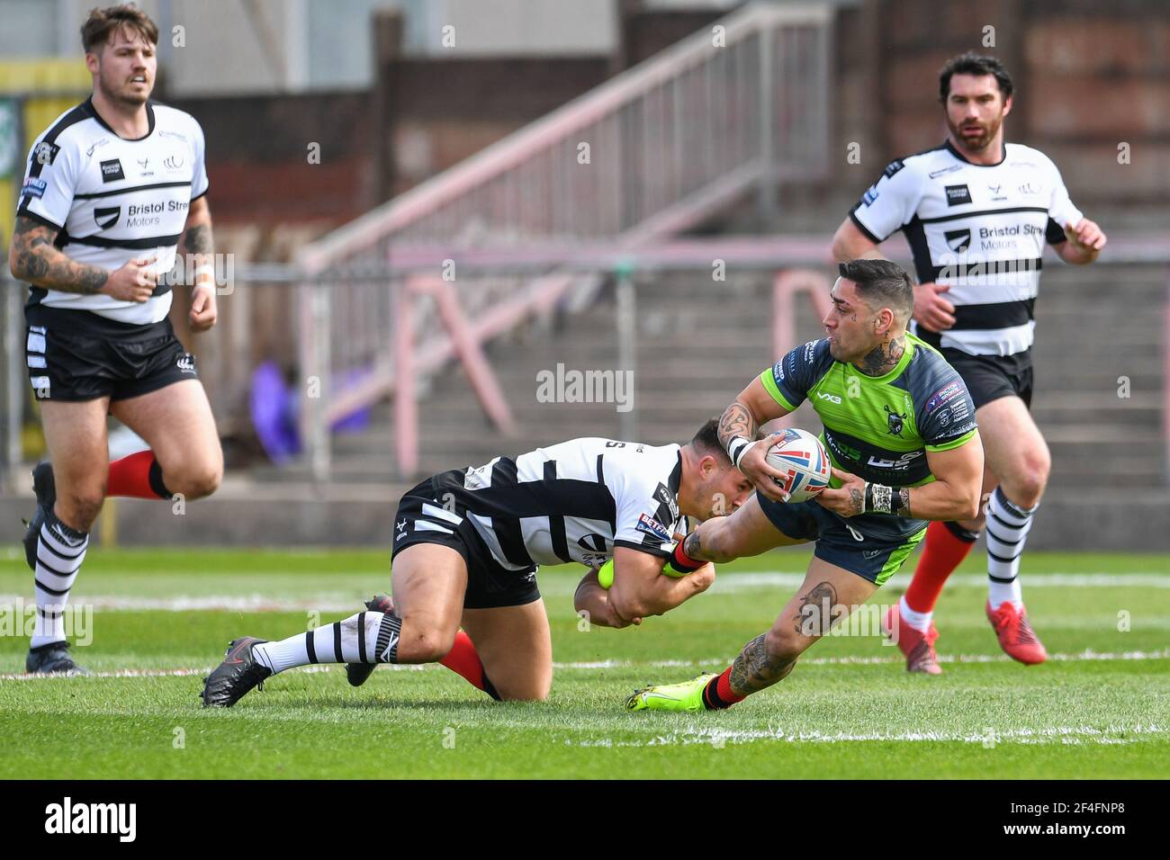 Llanelli, pays de Galles, Royaume-Uni. 21 mars 2021. Rangi Chase (7) de West Wales Raiders est attaqué par Jack Owens (1) de Widnes Vikings in, le 3/21/2021. (Photo de Craig Thomas/News Images/Sipa USA) crédit: SIPA USA/Alay Live News Banque D'Images