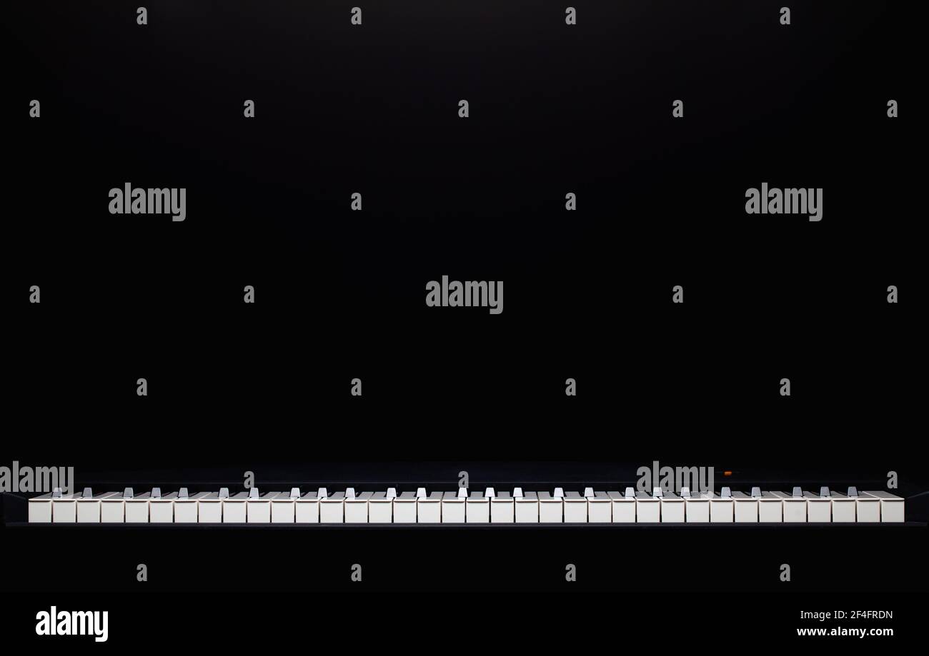La silhouette du piano à queue dans la pièce sombre. Clavier piano. Instrument de musique. Touche noire et blanche. Permet de jouer du son, de l'accord, de la mélodie. Classique, musical Banque D'Images
