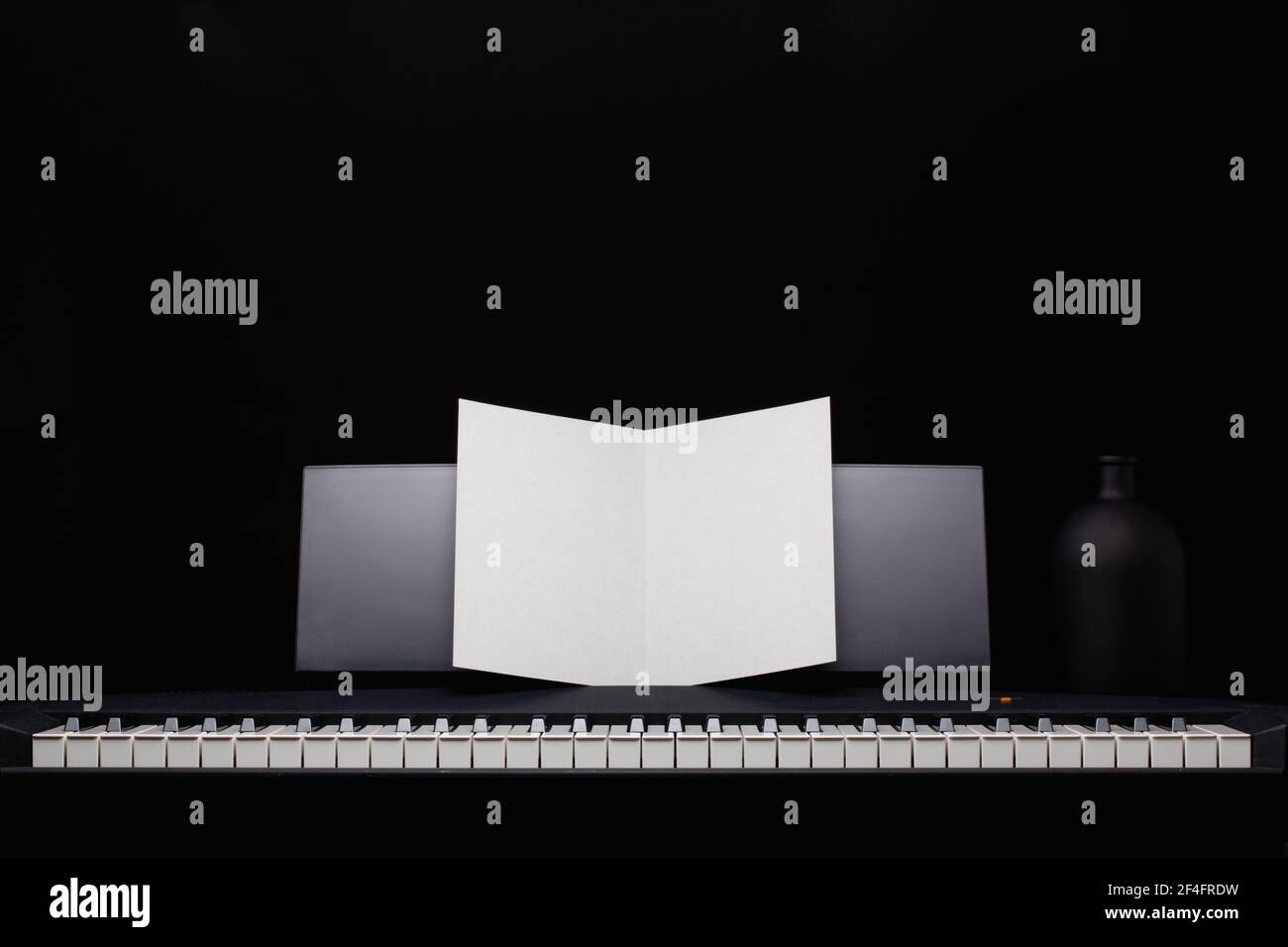 La silhouette du piano à queue dans la pièce sombre. Clavier piano. Instrument de musique. Touche noire et blanche. Permet de jouer du son, de l'accord, de la mélodie. Classique, musical Banque D'Images