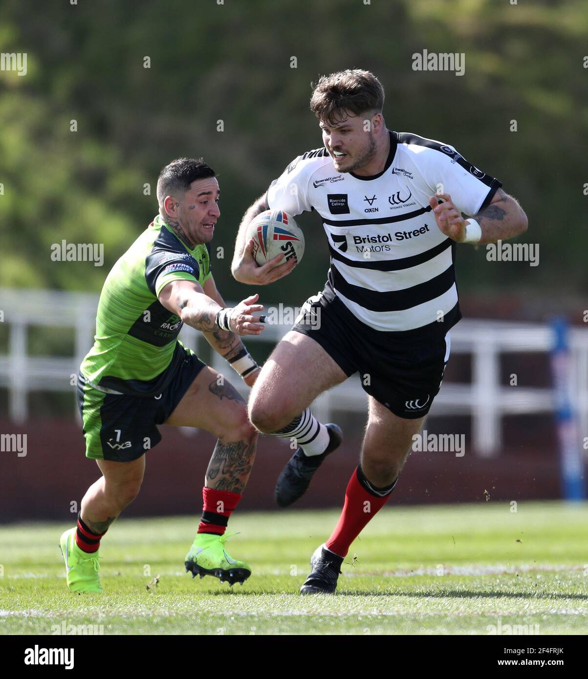 Adam Lawton de Widnes Vikings (à droite) s'éloigne de Rangi Chase de West Wales Raiders lors du match de la coupe du défi Betfred au parc Stebonheath, Llanelli. Date de la photo: Dimanche 21 mars 2021. Banque D'Images