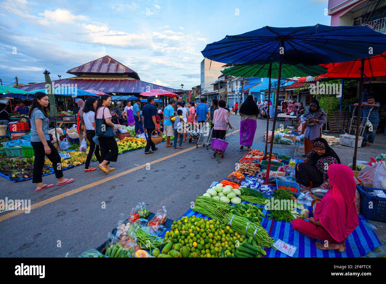 Krabi, Thaïlande sur 2 Apirl, 2020 personnes vont toujours au marché pour acheter quelque chose qu'ils veulent prendre pour faire de la nourriture. Banque D'Images