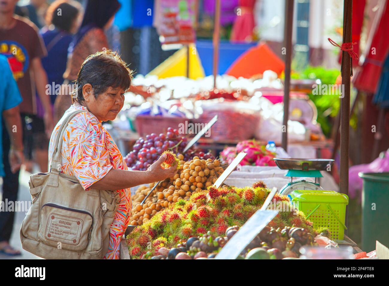 Krabi, Thaïlande sur 2 Apirl,2020 sur le marché, les clients recherchent et choisissent le rambutan à manger. Banque D'Images