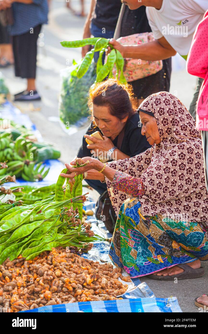Krabi, Thaïlande sur 2 Apirl,2020 les clients sont à la recherche et le choix du grain amer pour faire la nourriture sur le marché. Banque D'Images