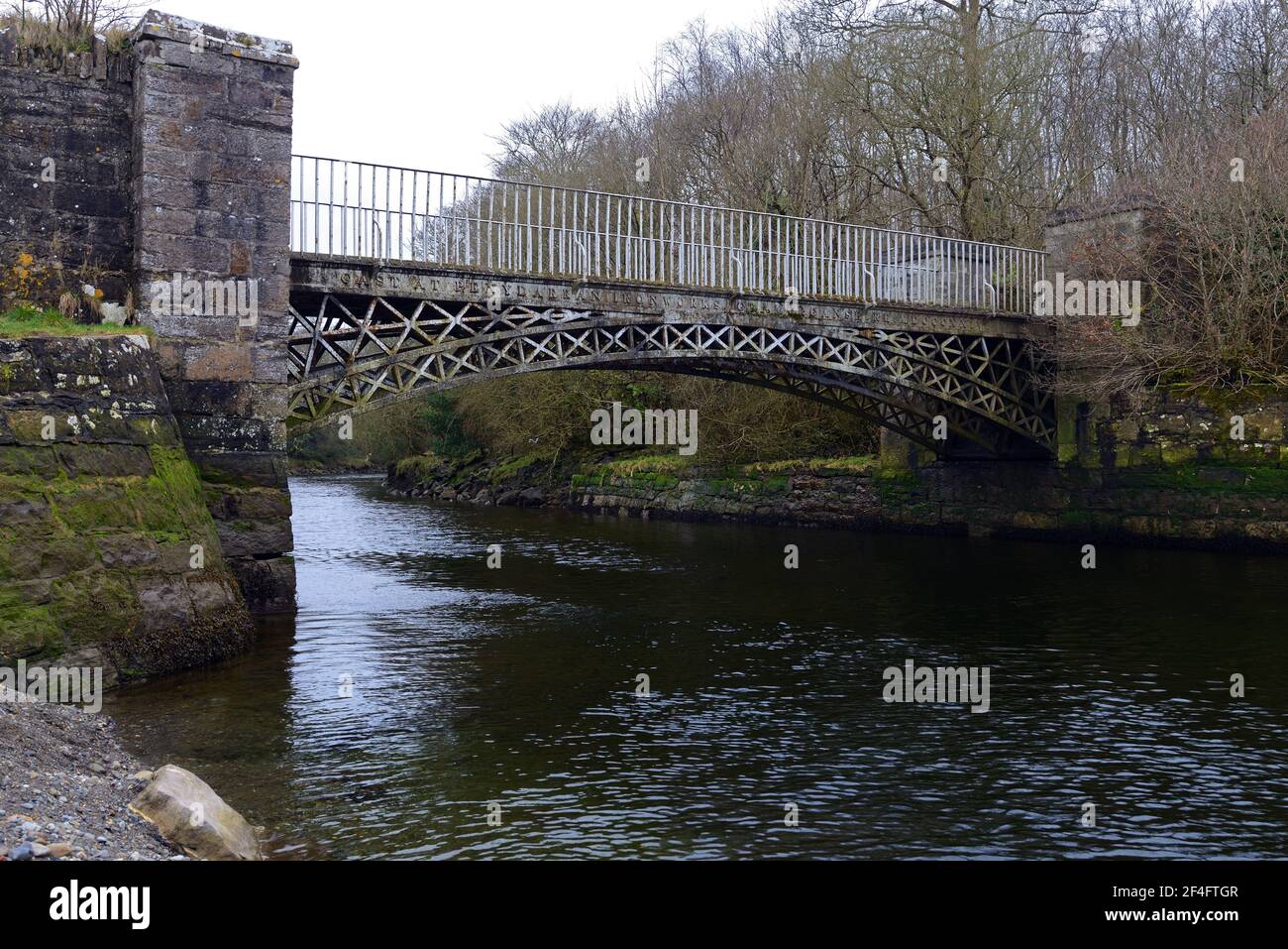 Le pont Aber-Ogwen se trouve à l'embouchure de la rivière Ogwen, dans le détroit de Menai. Ce pont en fonte a été construit en 1821 à l'usine sidérurgique Penydarren. Banque D'Images