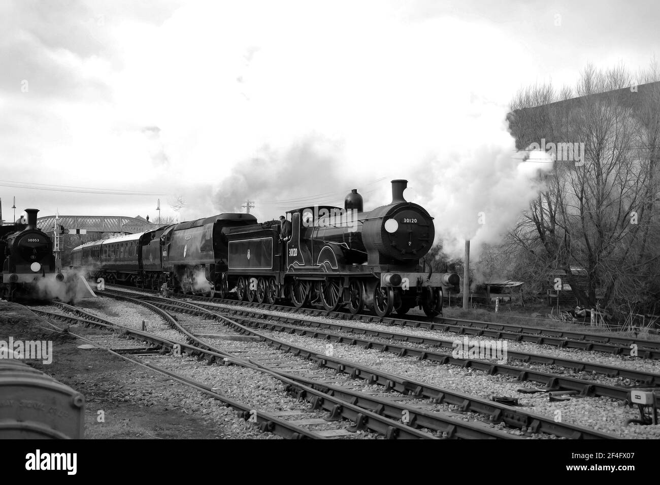 '30053' se trouve dans la cour des marchandises au château de Corfe, en tant que '30120' et 'Manston' double tête à travers la gare. Banque D'Images '30053' se trouve dans la cour des marchandises au château de Corfe, en tant que '30120' et 'Manston' double tête à travers la gare. Banque D'Images