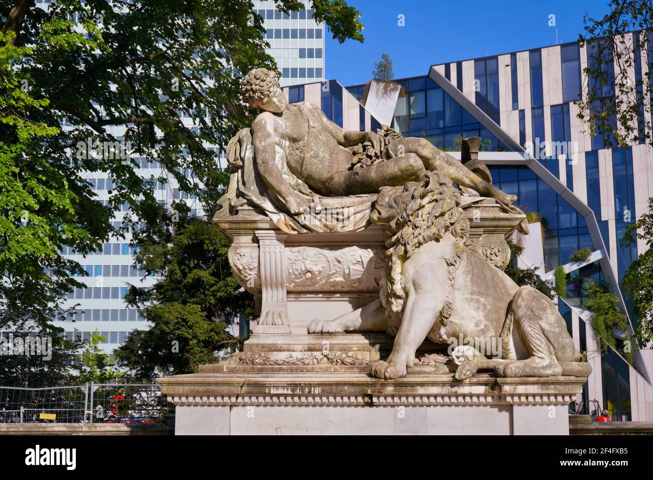 Mémorial du sculpteur Karl Hilgers (1844 - 1925), dévoilé le 18 octobre 1892. Il est situé à Hofgarten, le plus ancien parc public d'Allemagne. Banque D'Images