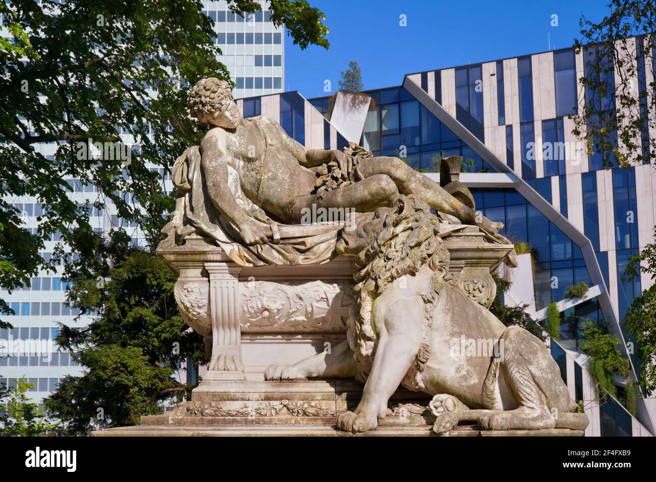 Mémorial du sculpteur Karl Hilgers (1844 - 1925), dévoilé le 18 octobre 1892. Il est situé à Hofgarten, le plus ancien parc public d'Allemagne. Banque D'Images