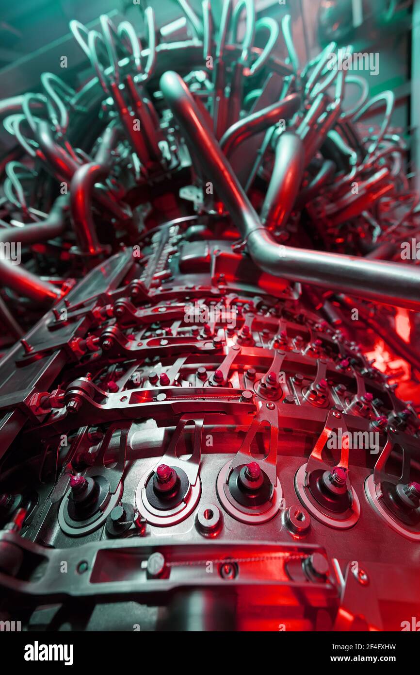 Turbine d'avion en design industriel, moteur pour produire de l'énergie propre dans un feu rouge-vert futuriste. L'énergie high-tech du futur. De l'avion Banque D'Images