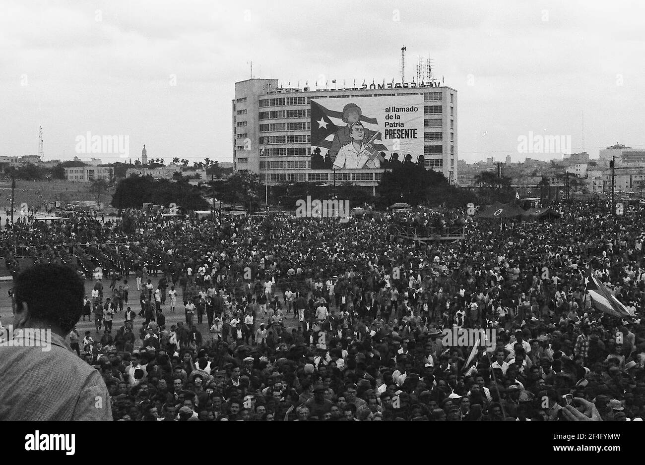 Foule au défilé militaire, la Havane, Cuba, 1963. De la collection de photographies Deena Stryker. () Banque D'Images