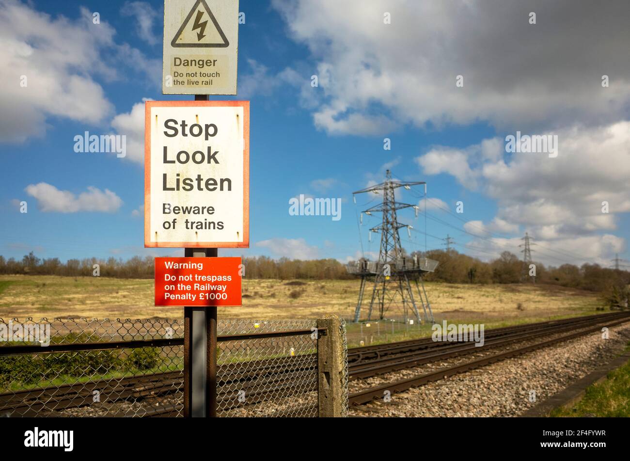 Image paysage de la signalisation par les voies de train à Sturry, Kent, présentant les règles de sécurité. Banque D'Images