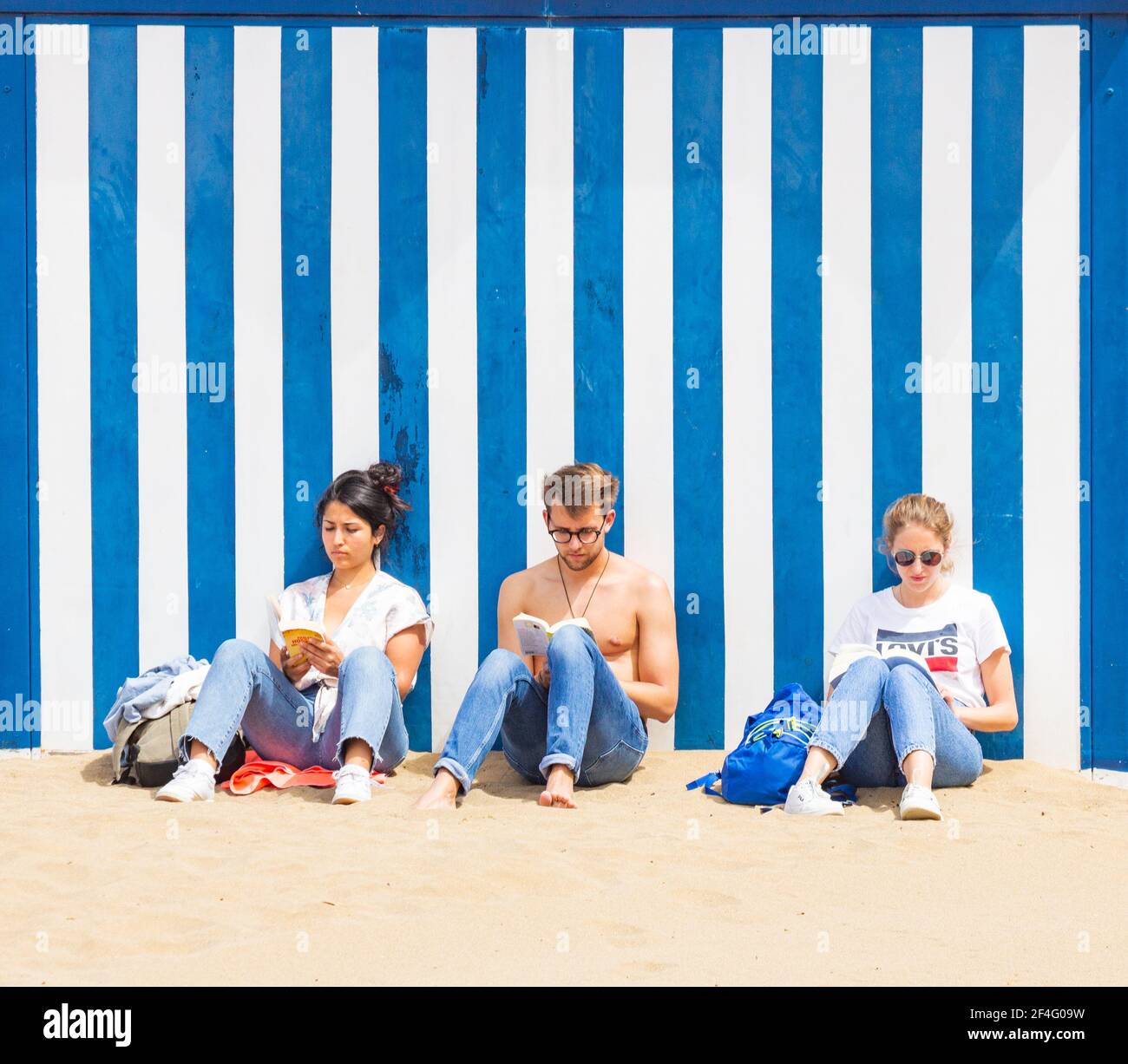 Las Palmas, Grande Canarie, Îles Canaries, Espagne. 21 mars 2021. Les gens du coin et les touristes sur une plage tranquille de la ville à Las Palmas sur Gran Canaria. Les vacances d'été à l'étranger sont encore en doute pour les ressortissants britanniques car le gouvernement s'inquiète de la hausse des cas dans d'autres pays européens. Dans un effort pour éviter une augmentation des cas Covid pendant les vacances de Pâques, Gran Canaria, Tenerife et Fuerteventura ont été déplacés du niveau 2 au niveau 3 Covid restrictions à partir du 26 mars. Même les habitants voyageant sur les vols et les ferries entre les îles auront besoin d'un PCR négatif. Banque D'Images