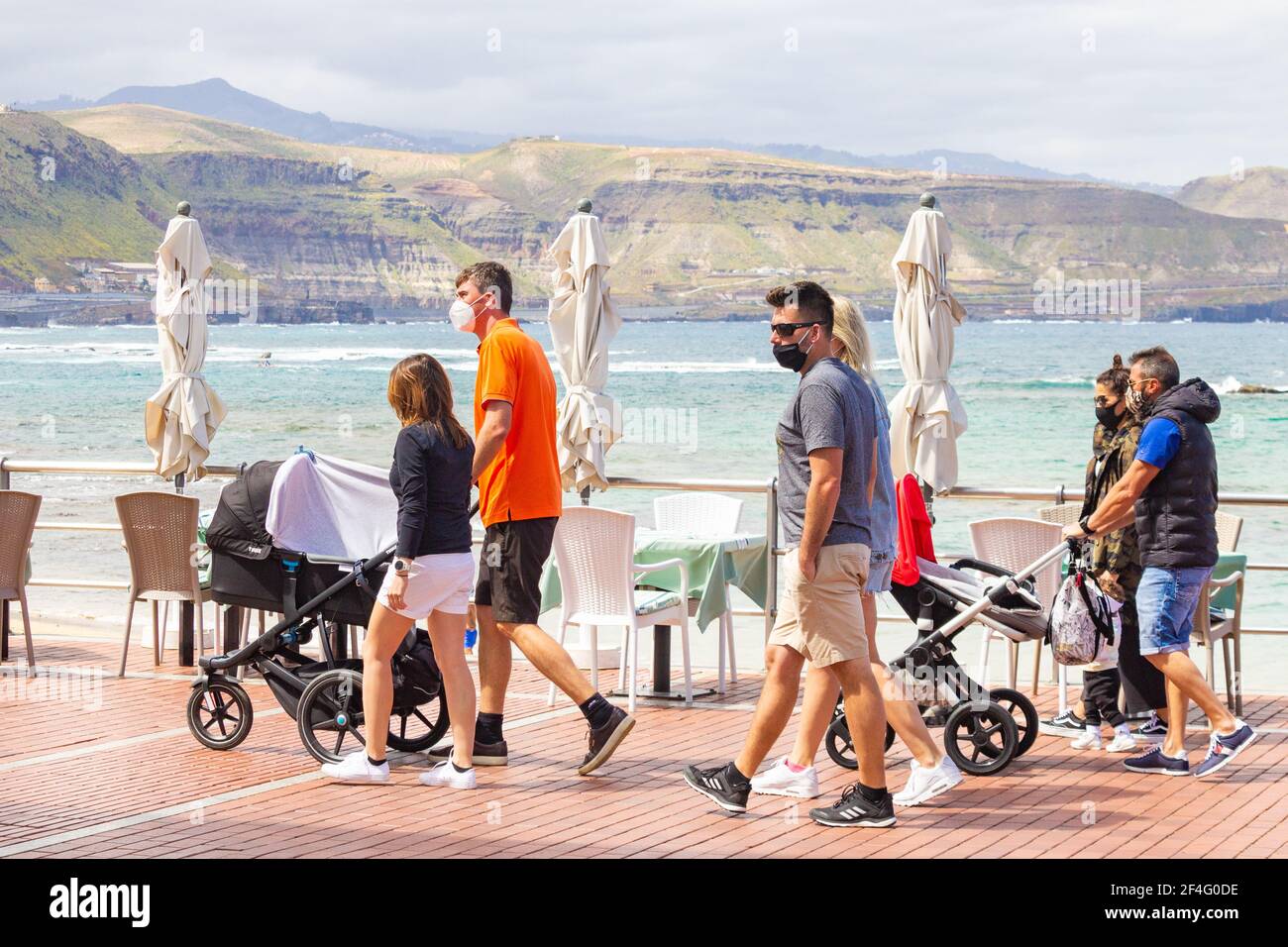 Las Palmas, Grande Canarie, Îles Canaries, Espagne. 21 mars 2021. Les gens du coin et les touristes sur une plage tranquille de la ville à Las Palmas sur Gran Canaria. Les vacances d'été à l'étranger sont encore en doute pour les ressortissants britanniques car le gouvernement s'inquiète de la hausse des cas dans d'autres pays européens. Dans un effort pour éviter une augmentation des cas Covid pendant les vacances de Pâques, Gran Canaria, Tenerife et Fuerteventura ont été déplacés du niveau 2 au niveau 3 Covid restrictions à partir du 26 mars. Même les habitants voyageant sur les vols et les ferries entre les îles auront besoin d'un PCR négatif. Banque D'Images