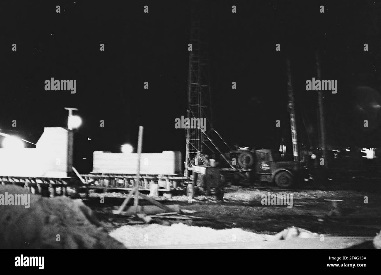 Réparations de la route la nuit après l'ouragan Flora, Cuba, province de Holguin, 1963. De la collection de photographies Deena Stryker. () Banque D'Images