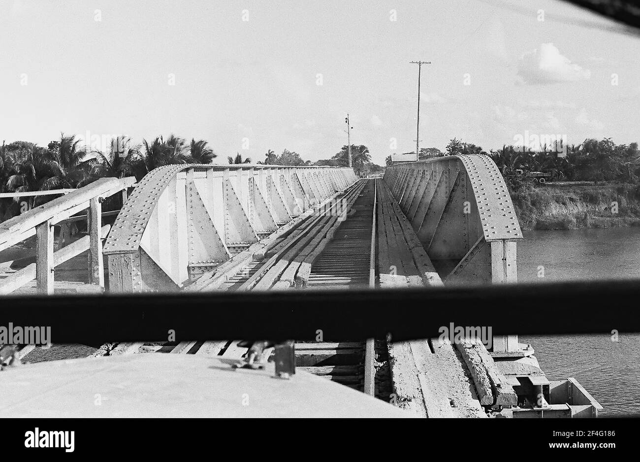 Point de vue du véhicule traversant le pont à Biran, Cuba, province de Holguin, 1963. De la collection de photographies Deena Stryker. () Banque D'Images