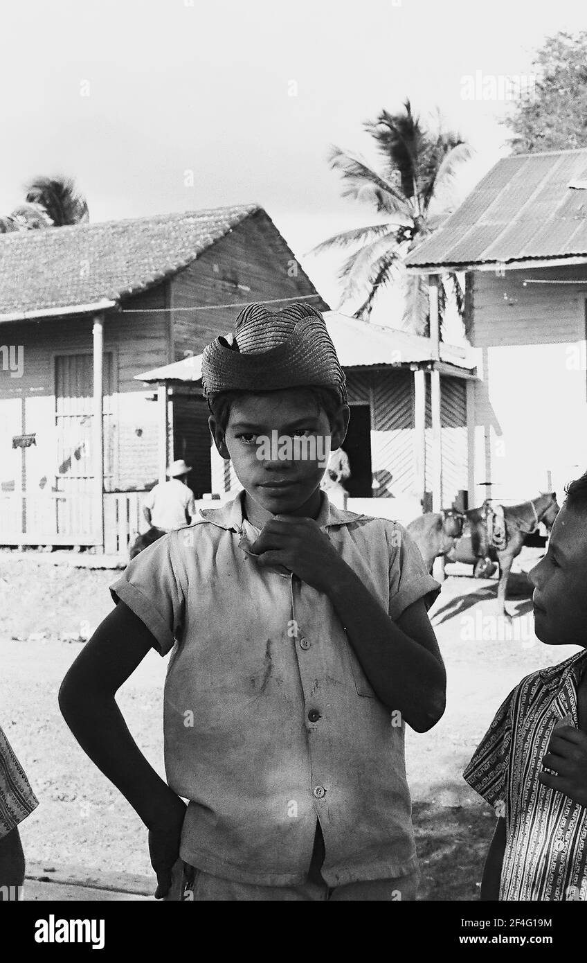Portrait des enfants près des bâtiments de Biran, Cuba, province de Holguin, 1963. De la collection de photographies Deena Stryker. () Banque D'Images