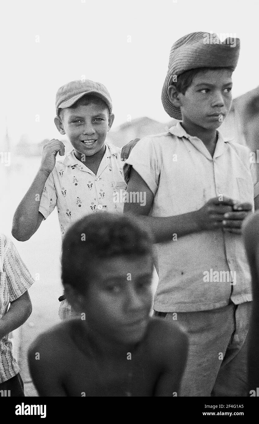 Portrait de trois enfants, dont un portant un chapeau de cow-boy, Biran, Cuba, province de Holguin, 1963. De la collection de photographies Deena Stryker. () Banque D'Images