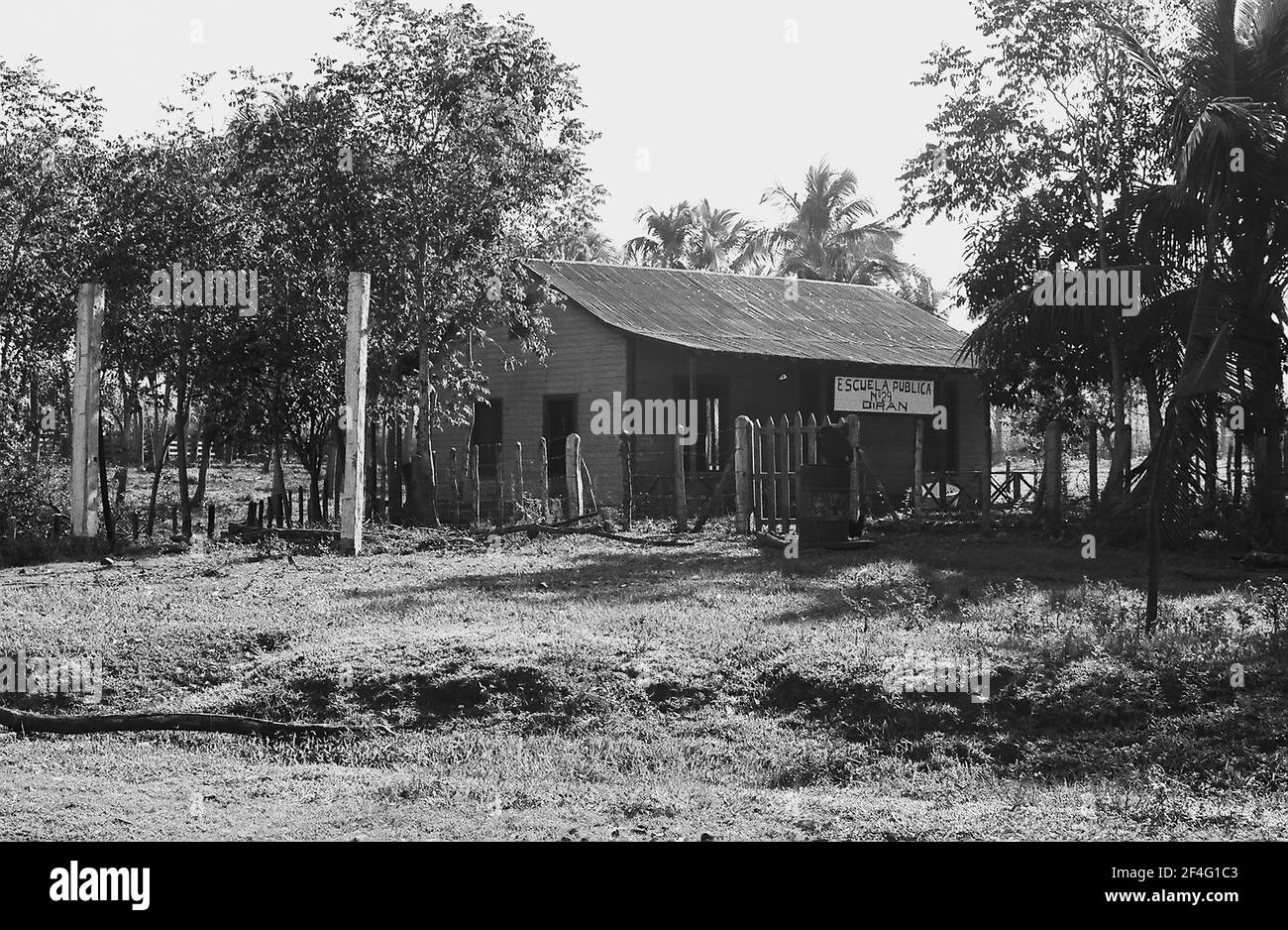 Extérieur de l'école de Biran, province de Holguin, Biran, Cuba, 1963. De la collection de photographies Deena Stryker. () Banque D'Images