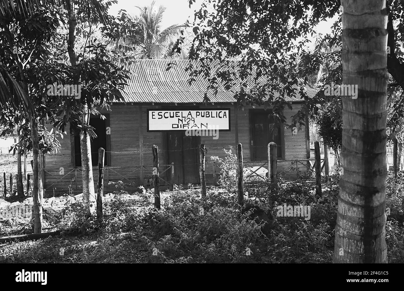 Extérieur de l'école de Biran, Biran, Cuba, province de Holguin, 1963. De la collection de photographies Deena Stryker. () Banque D'Images