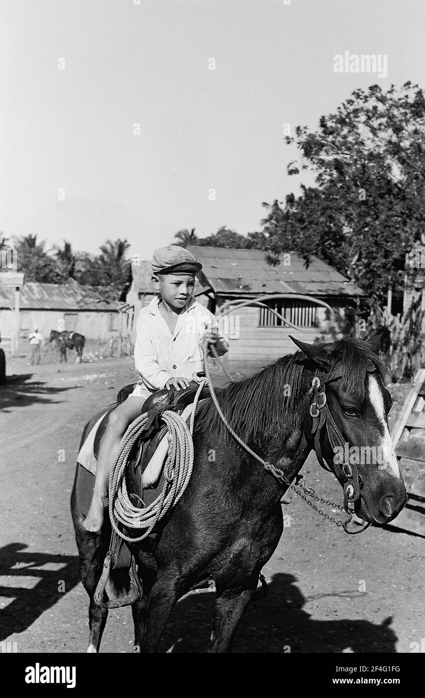 Garçon à cheval utilisant du lasso, Biran, Cuba, province de Holguin, 1963. De la collection de photographies Deena Stryker. () Banque D'Images
