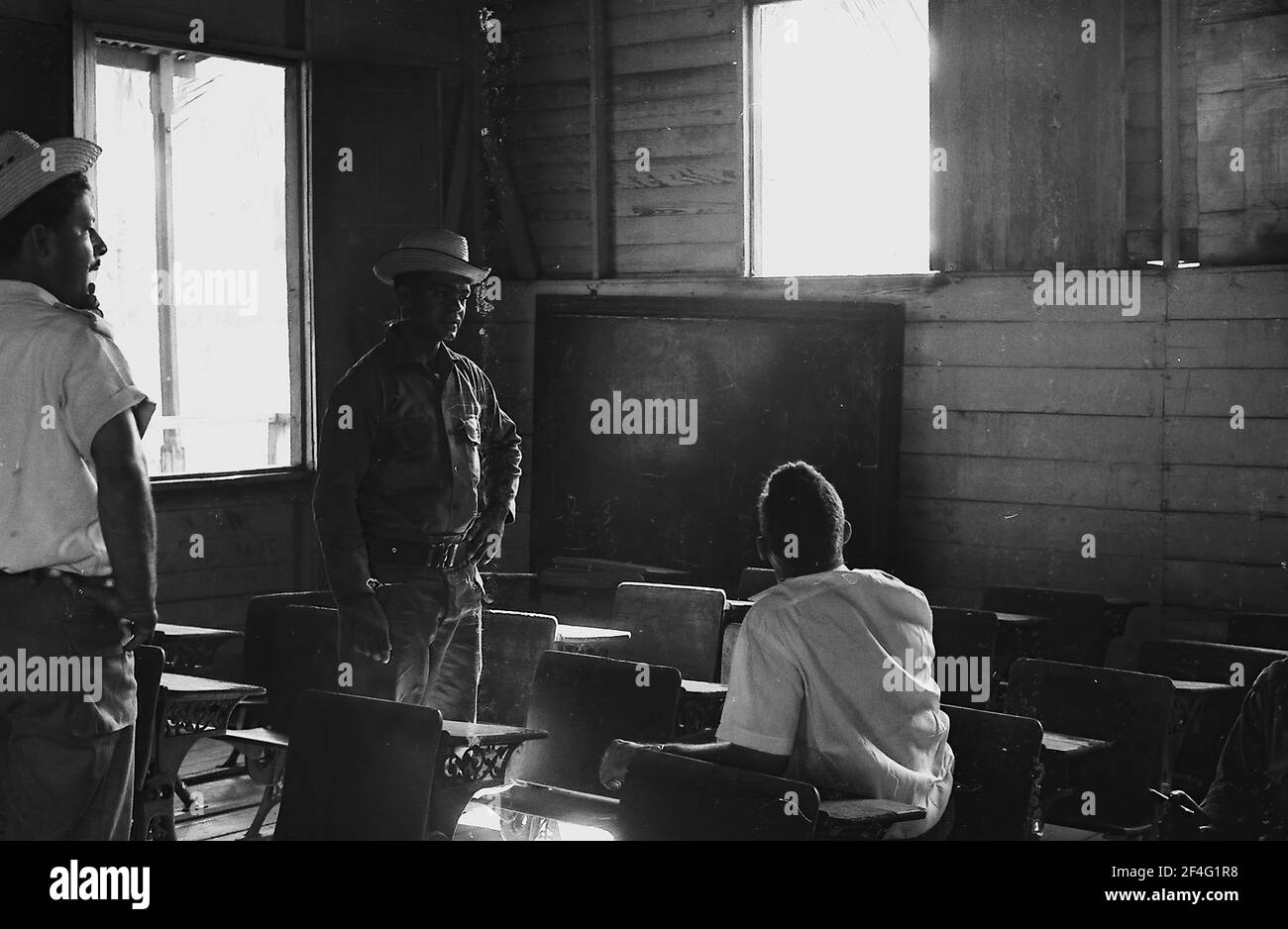 Les gens recherchent les bureaux de Fidel et Raul Castro à l'école de Biran, Cuba, province de Holguin, à l'intérieur d'une école, 1963. De la collection de photographies Deena Stryker. () Banque D'Images