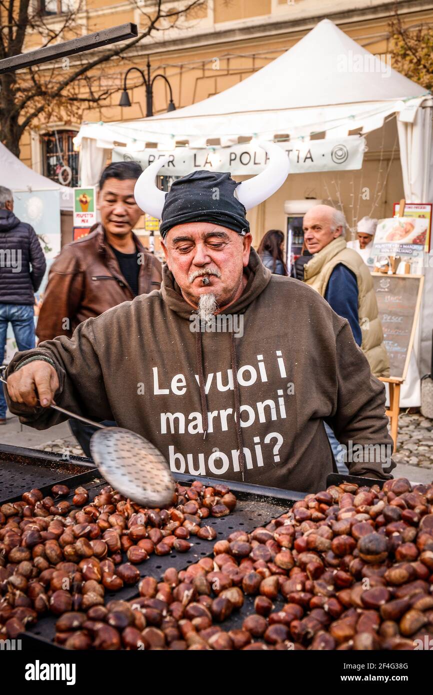 Italie Emilia Romagna - Santarcangelo di Romagna Fiera di San Martino - châtaignes grillées sur pied Banque D'Images