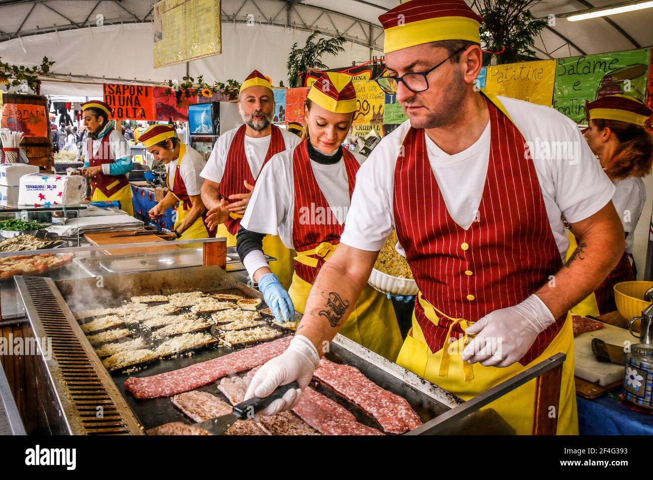 Italie Emilia Romagna - Santarcangelo di Romagna Fiera di San Martino - stand gastronomique - préparazione di Salsiccia Banque D'Images