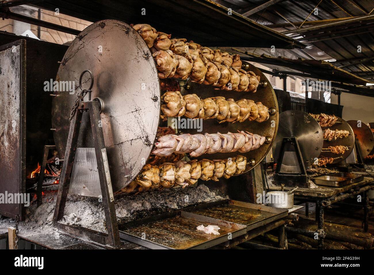 Italie Emilia Romagna - Santarcangelo di Romagna Fiera di San Martino - kiosque gastronomique - rôtisserie au poulet et à la viande Banque D'Images