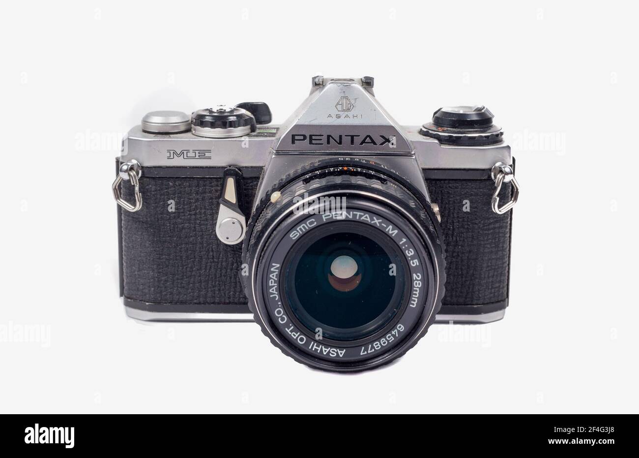 29 novembre 2017, Moscou, Russie. Un appareil photo reflex mono-objectif petit format d'Asahi Optical Pentax ME sur fond blanc. Banque D'Images