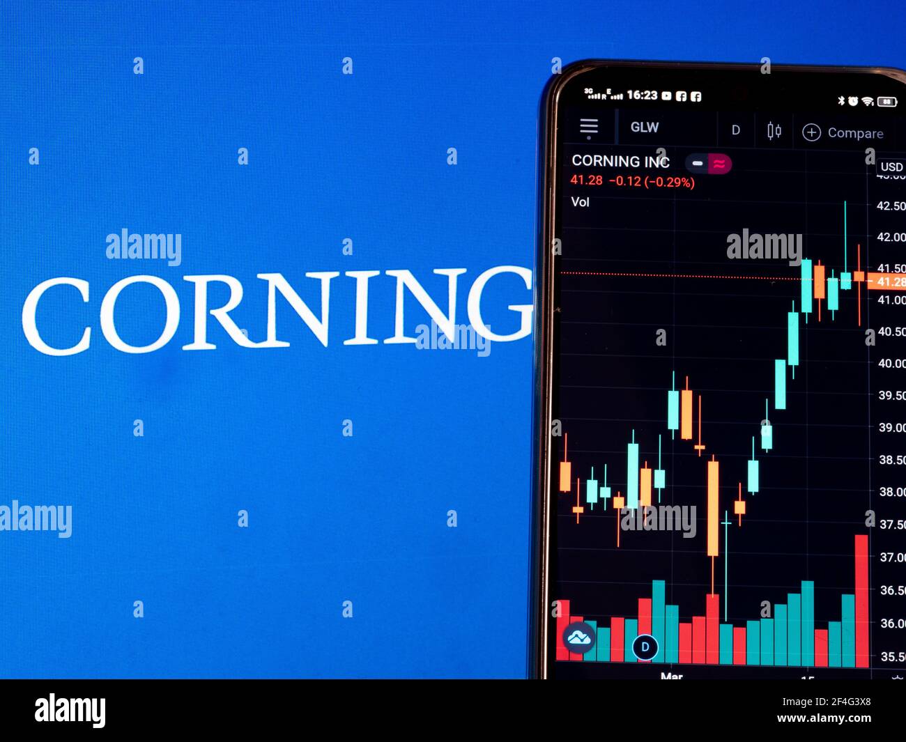 Dans cette illustration, les informations boursières de Corning Inc. Affichées sur un smartphone avec le logo Corning Inc. En arrière-plan. Banque D'Images