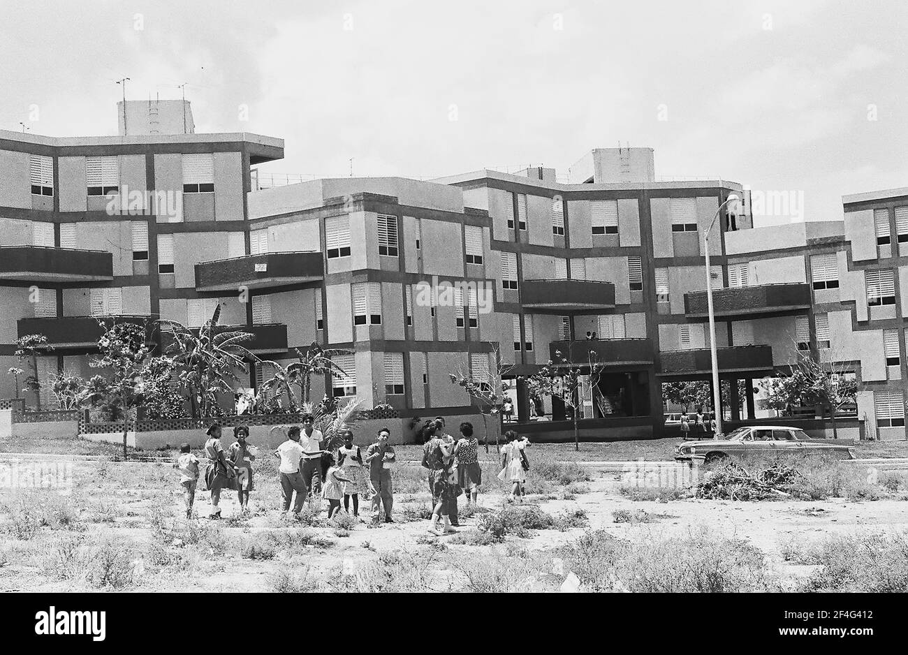 Le logement est visible à Habana Este, Cuba avec des enfants jouant devant les bâtiments, 1964. De la collection de photographies Deena Stryker. () Banque D'Images