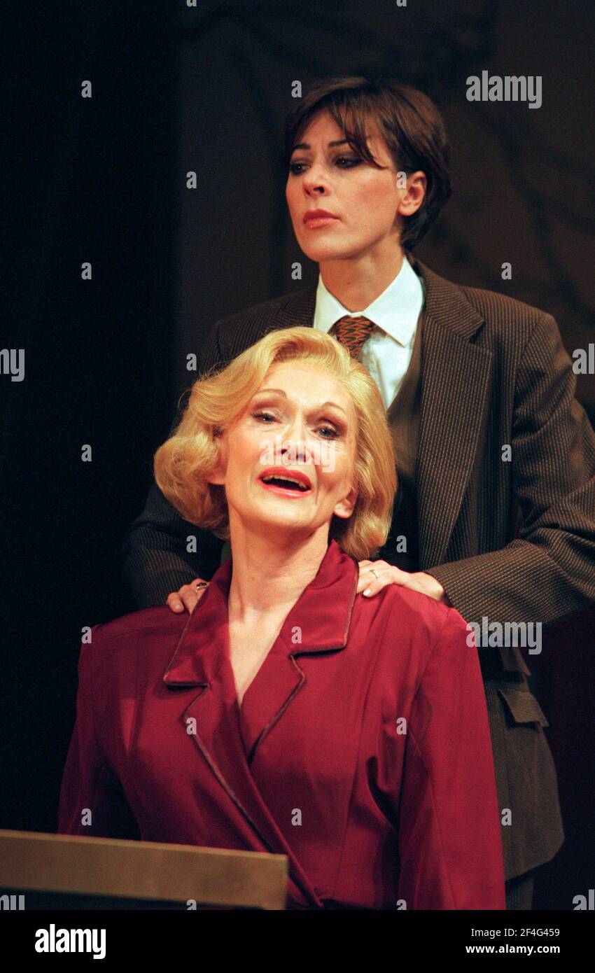 l-r: Sian Phillips (Marlene Dietrich), Lou GISH (Vivian Hoffman) à MARLENE par PAM Gems au Lyric Theatre, Londres W1 08/04/1997 ensemble design: Michael Vale costumes: Terry Parsons éclairage: Mark Jonathan réalisateur: Sean Mathias Banque D'Images