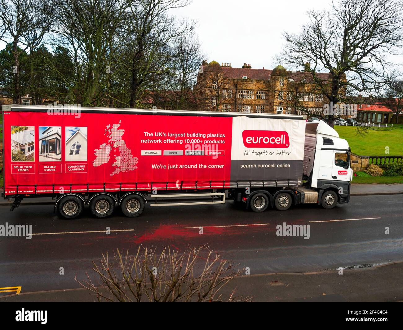 Gros camion transportant des produits de construction en plastique Eurocell garés à Marske Près de la mer du Yorkshire du Nord Banque D'Images