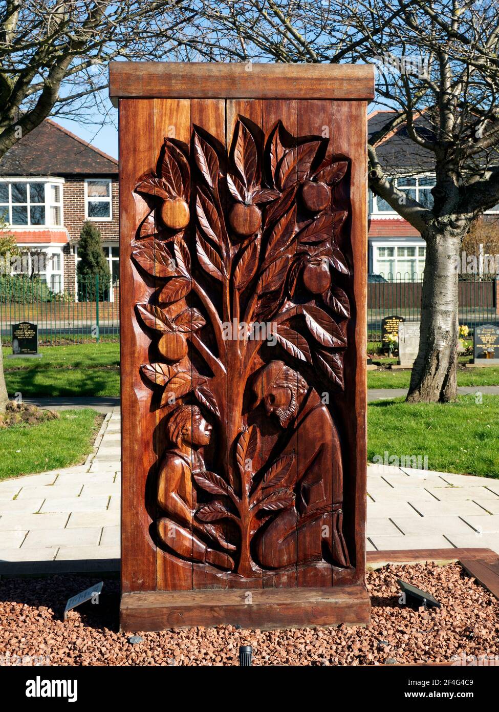 Une sculpture en bois sculpté dans le cimetière de Redcar représentant Hope By Le sculpteur local Steve Iredale est parrainé par la fiducie environnementale de l'élan en 2019 Banque D'Images