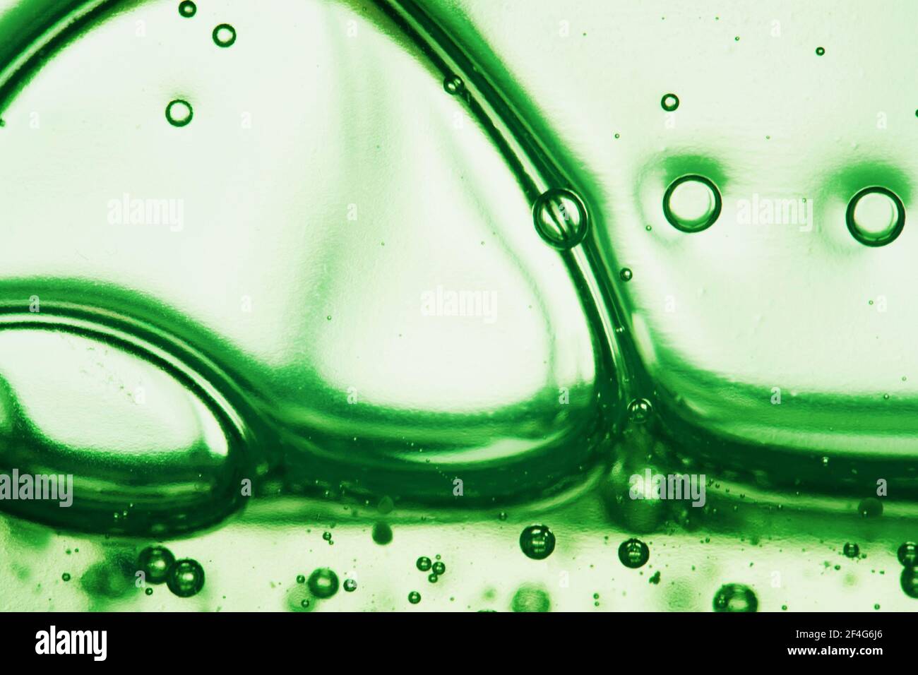 Texture à taches cosmétiques liquides. Gel à base de sérum vert transparent avec bulles d'oxygène. Acide hyaluronique. Cosmétiques naturels Banque D'Images